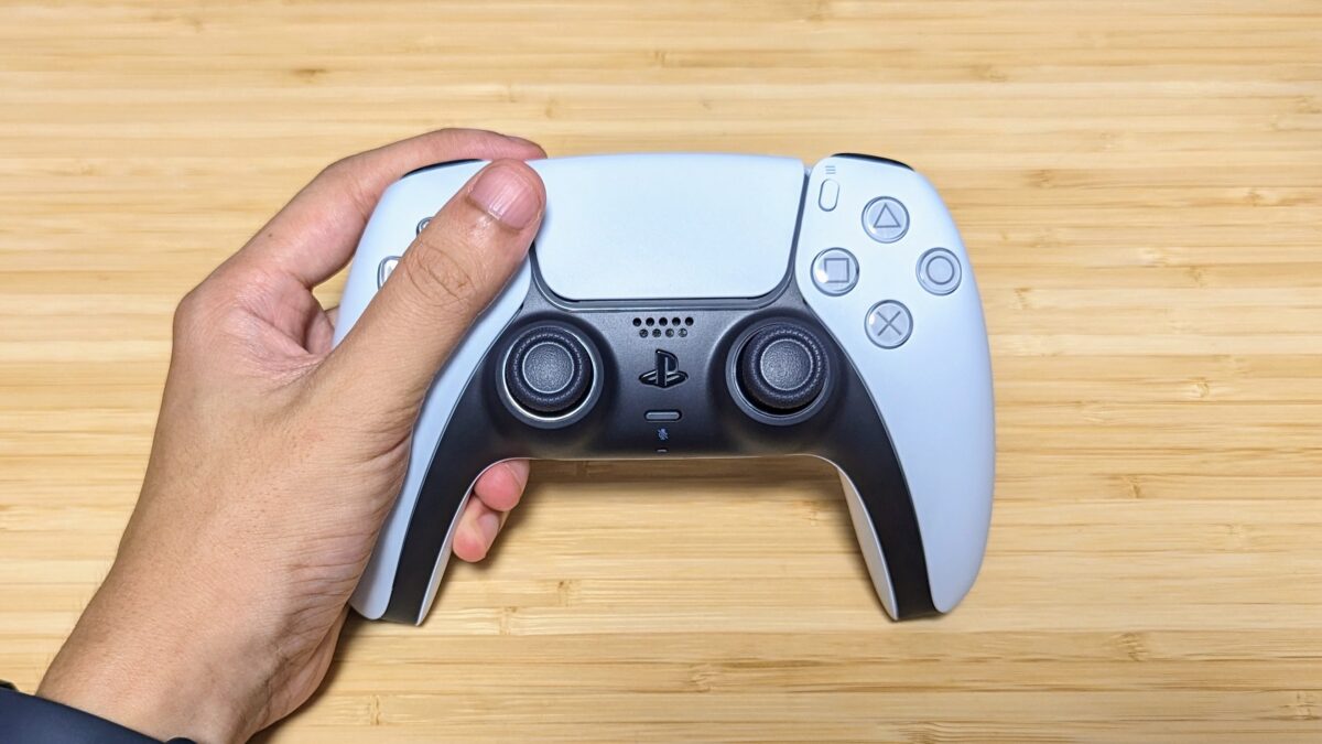左右対称のスティック配置を持つホワイトのDualSenseの実機写真