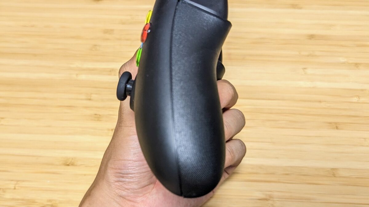 Xbox ワイヤレス コントローラーのグリップを横から見た実機写真