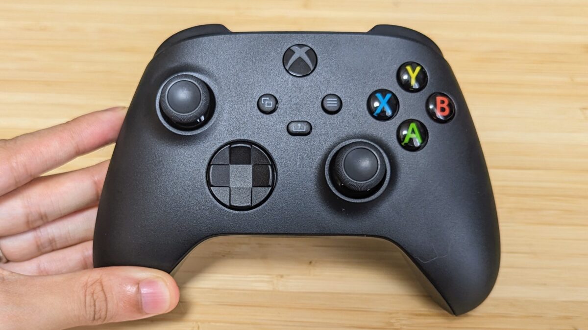 左右非対称のスティック配置を持つXboxコントローラーの実機写真
