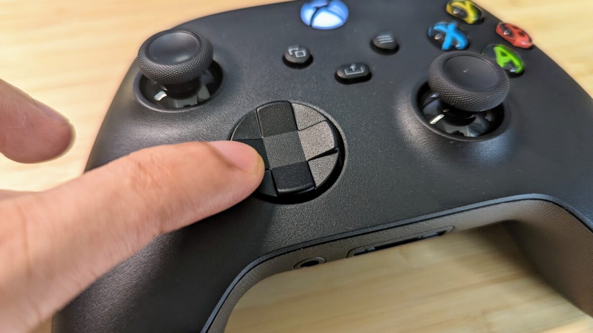 Xbox ワイヤレス コントローラーの十字キーを指で操作している本人レビューの実機写真