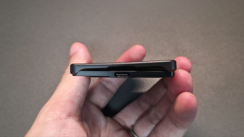 Notta Memo Proの充電端子とケース