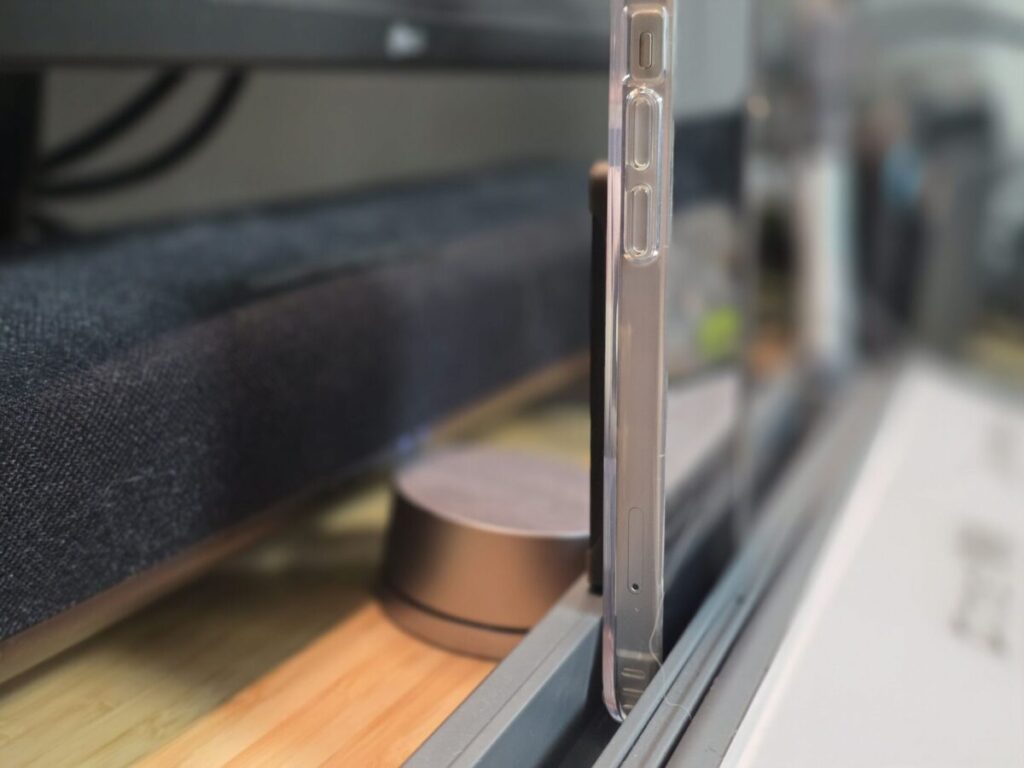 Notta Memo Proを取り付けたスマートフォンをスタンドに置いた状態