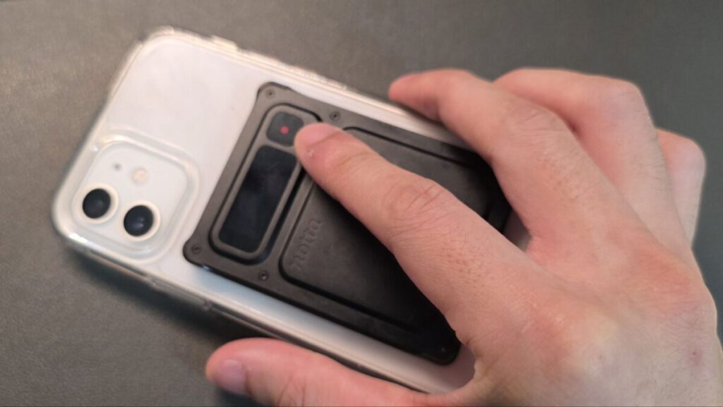 スマートフォンに取り付けたNotta Memo Proの録音ボタンに指を添えた状態