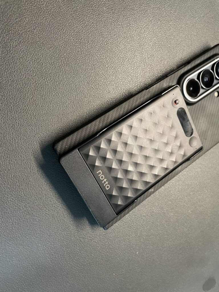 スマートフォンに取り付けた前モデルのNotta Memo