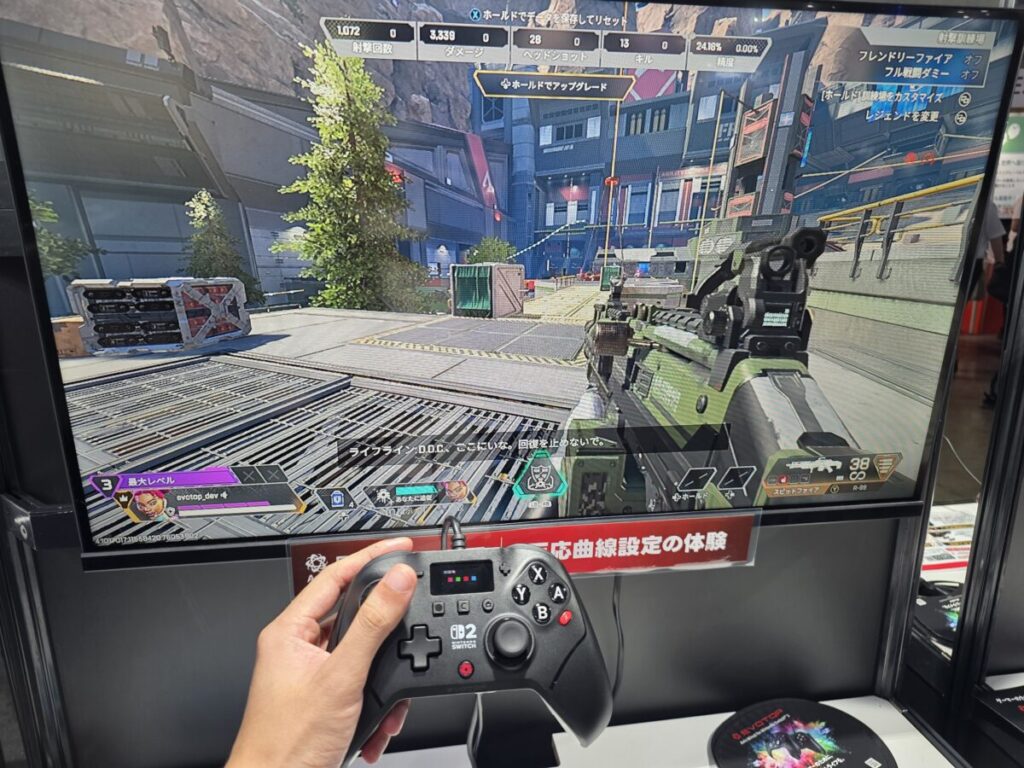 EVOTOP Axisを手に持ち、Apexの画面を見ながら試遊している様子
