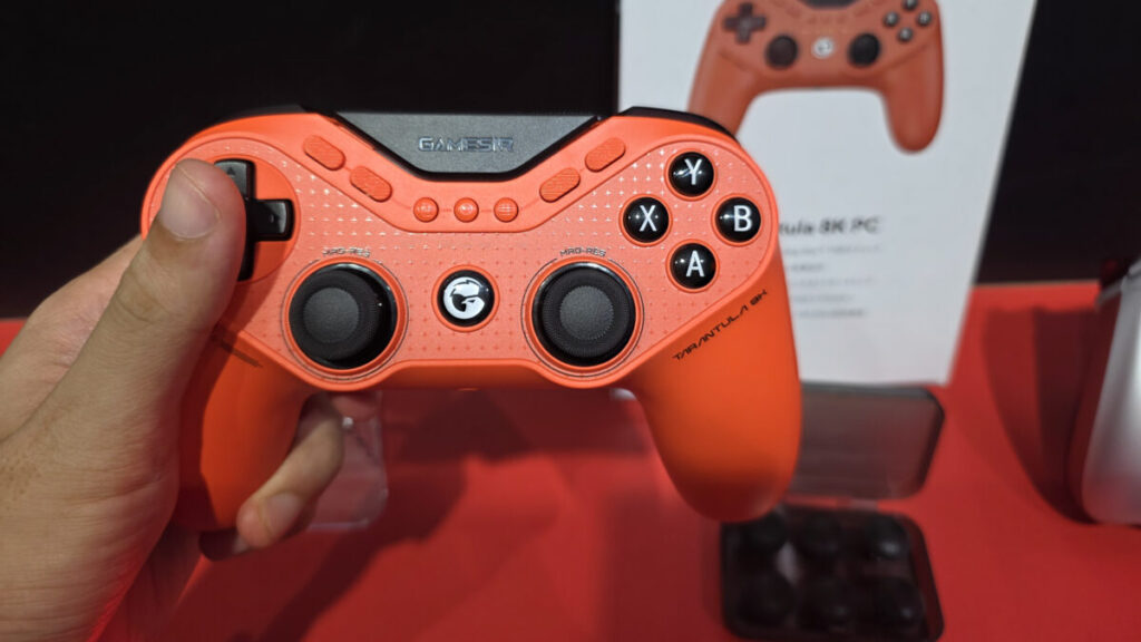 オレンジ色のGameSir Tarantula 8K PCの正面