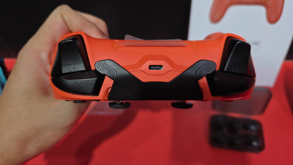GameSir Tarantula 8K PCの上面に並ぶトリガーと追加ボタン