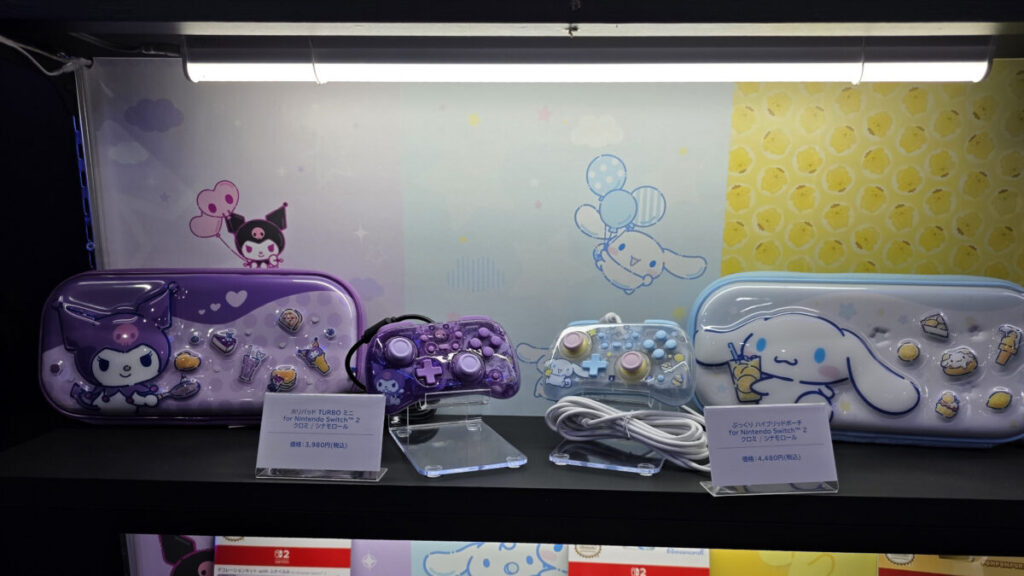 HORIブースに並ぶクロミやシナモロールのコントローラーと周辺アイテム