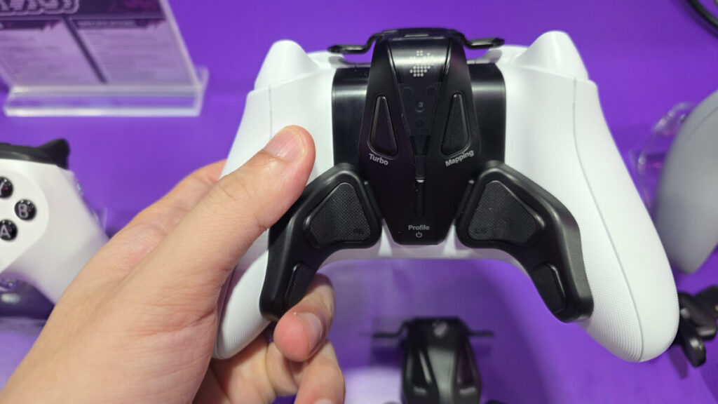 Xboxコントローラーの背面に装着されたLEADJOYの追加ボタン用アクセサリー
