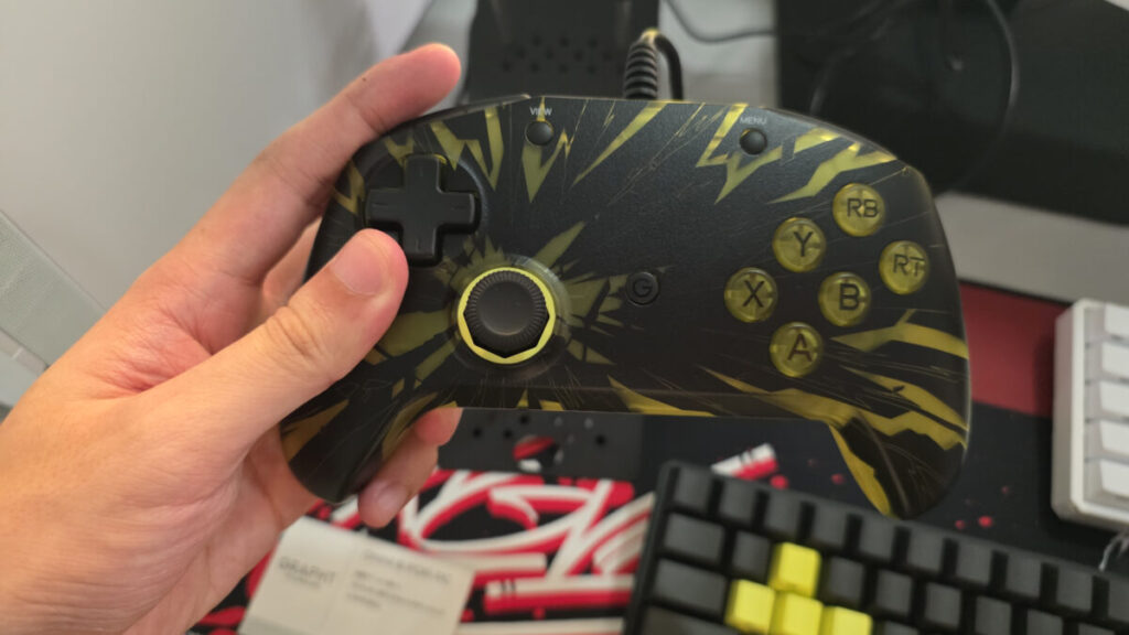 右側に6つのボタンが並ぶGRAPHT Omni 6 for PCの正面