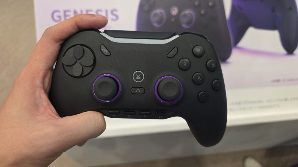 左右対称のスティックとC/Zボタンを備えたVoid Gaming GENESISの正面