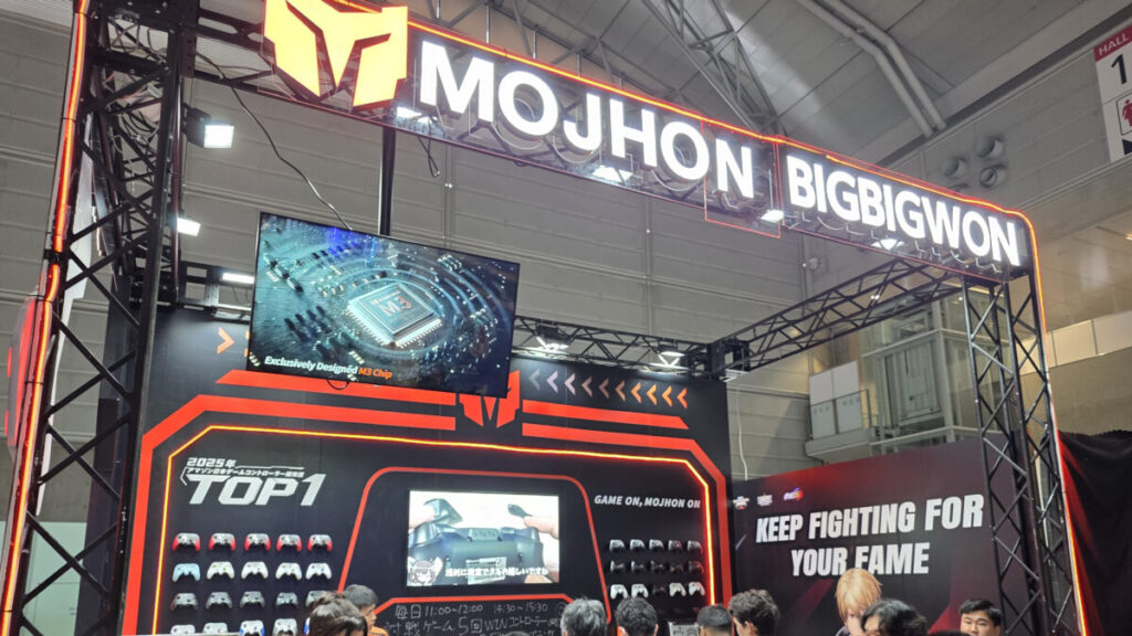 MOJHONとBIGBIG WONの看板があるブースと試遊中の来場者