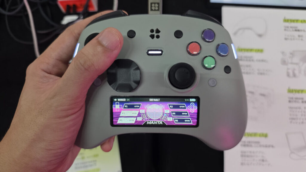 中央にカラーディスプレイを備えたGENKI Mantaの正面