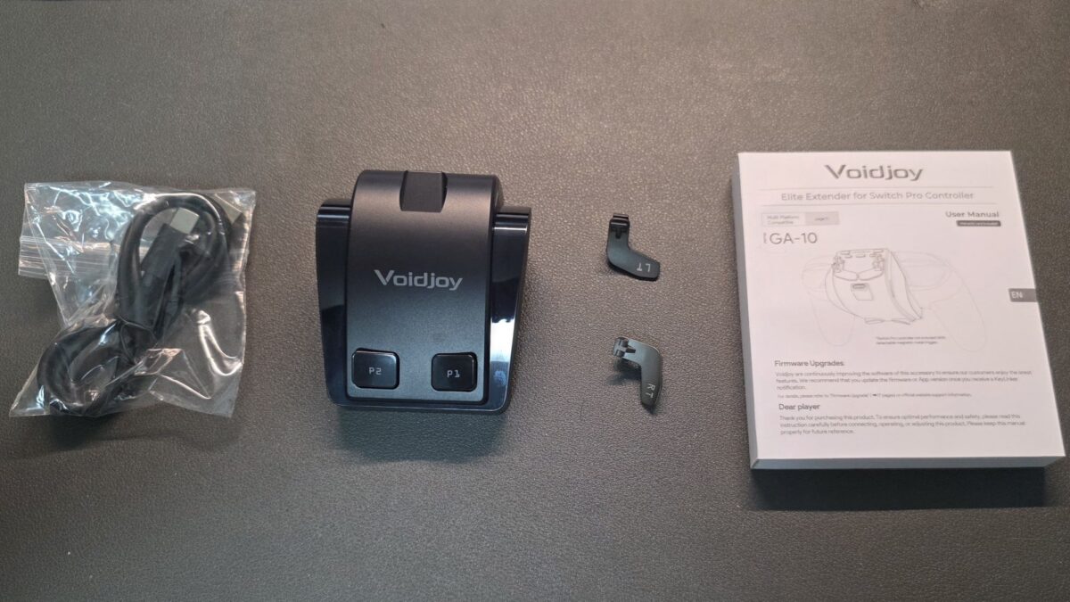 VOIDJOY本体とUSBケーブル、LT・RT、説明書を並べた同梱物