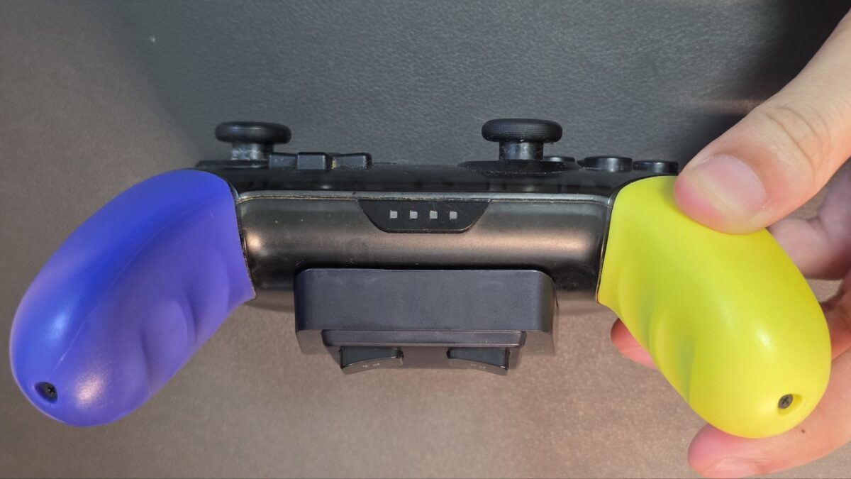 初代プロコンを下から見たVOIDJOY装着時の厚み