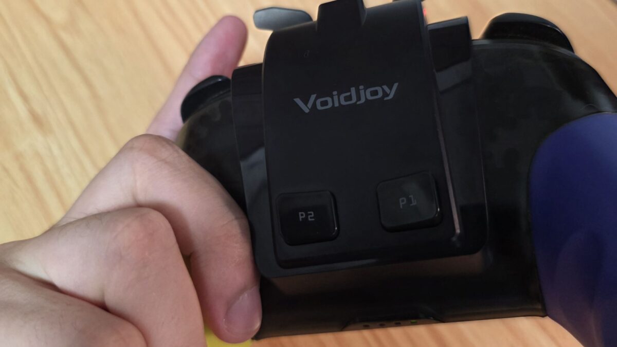初代プロコンに取り付けたVOIDJOYのP2付近に指を添えている様子