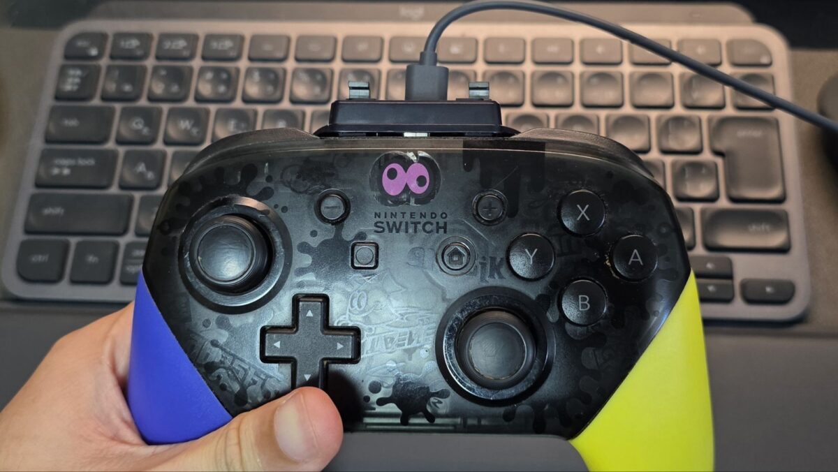 初代プロコンに装着したVOIDJOYの上側USB Type-C端子にケーブルを接続した状態