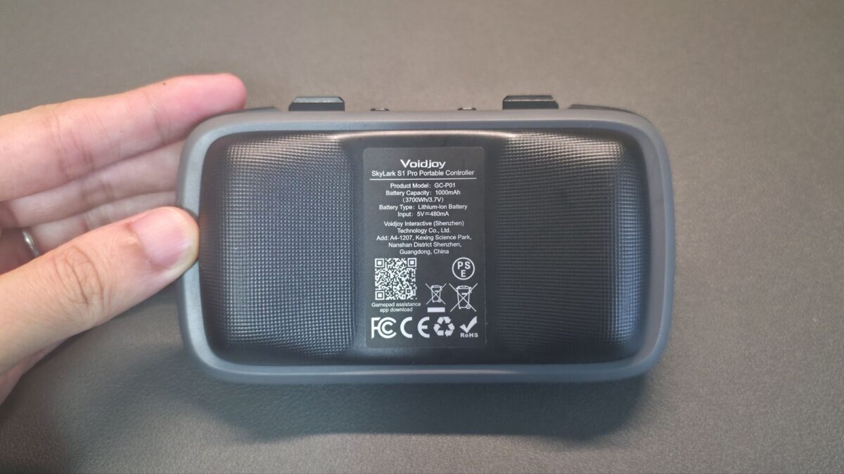 背面ボタンがなく、ザラザラした加工が施されたSkyLark S1 Proの背面