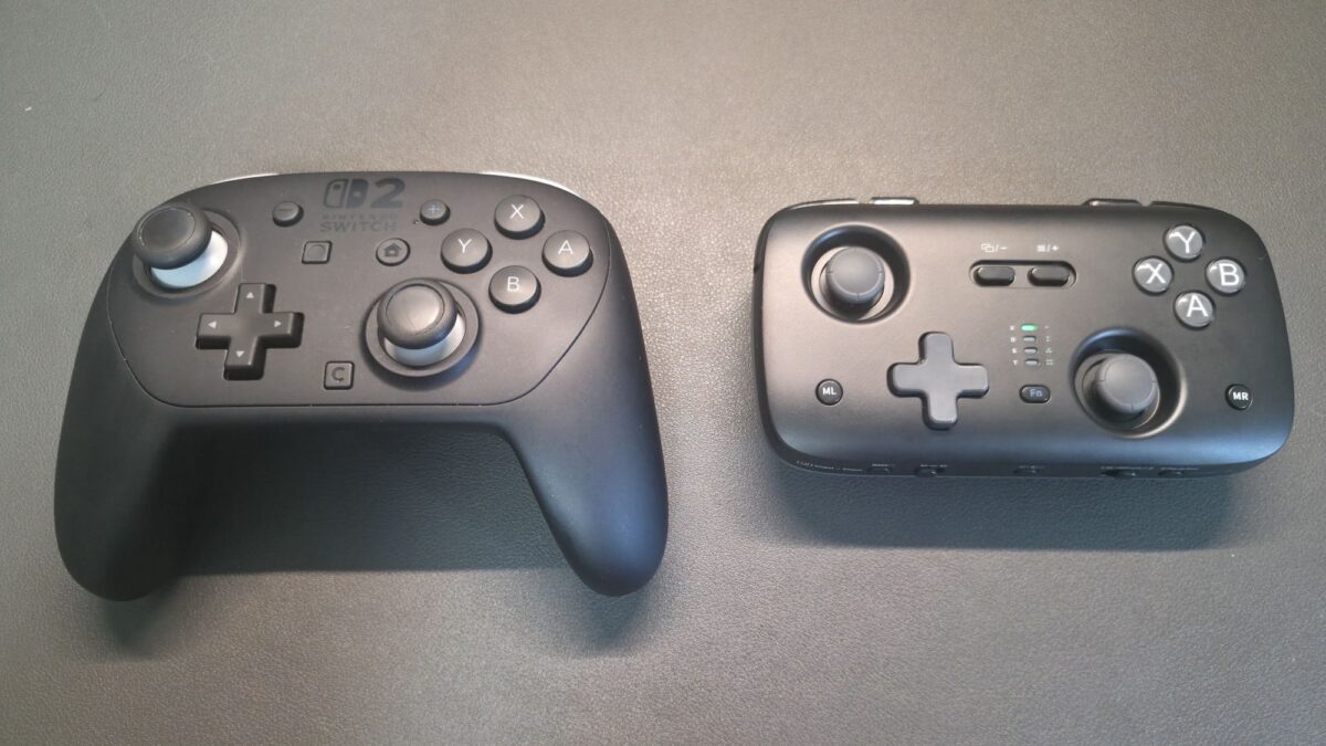 左の純正Switch 2 Proコントローラーと右のSkyLark S1 Proを並べたサイズ比較