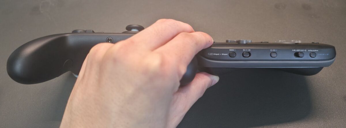 純正Switch 2 ProコントローラーとSkyLark S1 Proを横から並べた厚さ比較