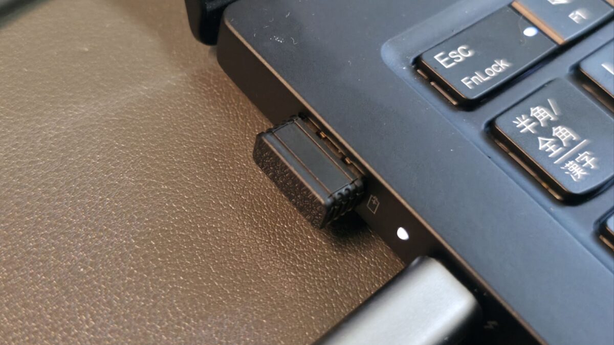 PCのUSBポートに接続したSkyLark S1 Proの付属2.4GHzレシーバー