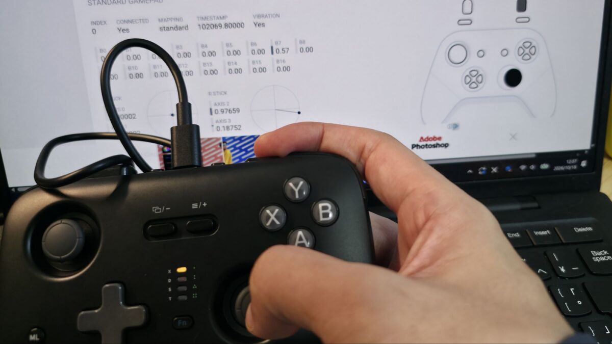 ケーブルを接続したSkyLark S1 ProとPCのコントローラーテスター画面