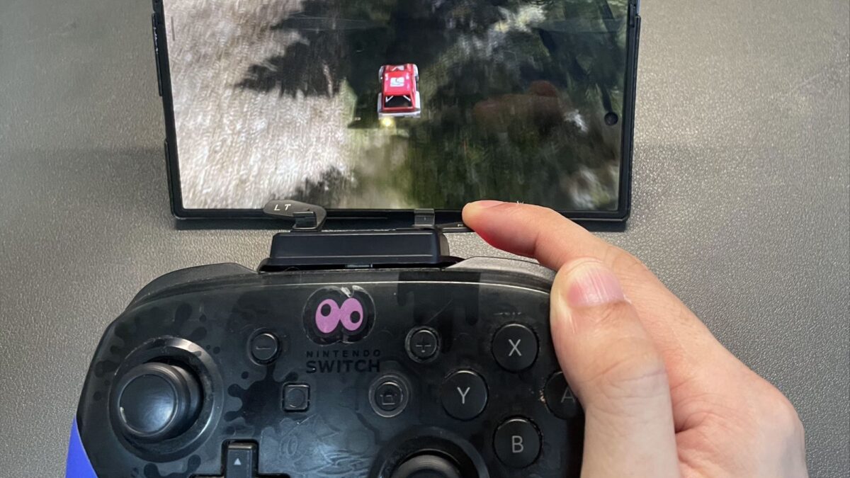 VOIDJOYを装着した初代プロコンと、Galaxyに表示したラリーゲーム