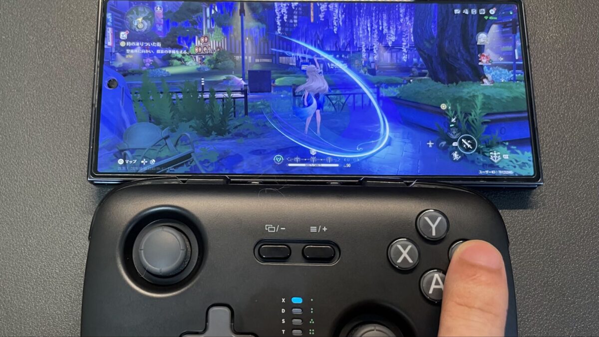 鳴潮のゲーム画面を表示したスマホと、ボタンに指を添えたSkyLark S1 Pro