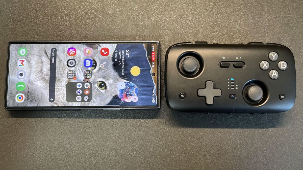 左のスマホと右のSkyLark S1 Proを並べたサイズ比較