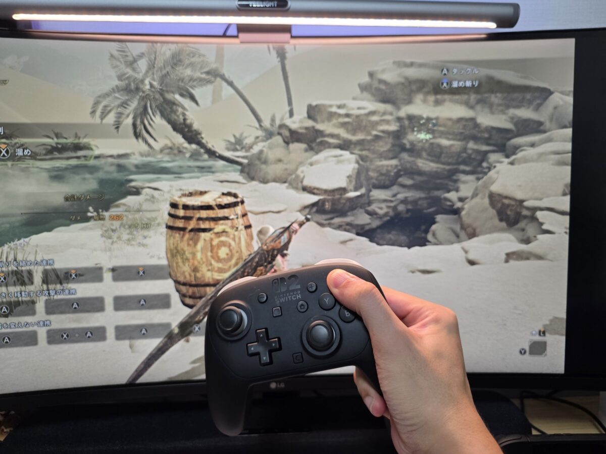 モンハンワイルズ Switch 2体験版で大剣を使い、コントローラーを持っているところ